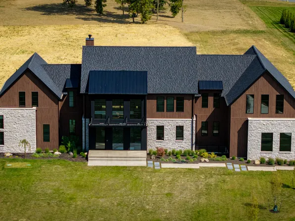 9700 Windy Hills Dr, Zionsville, IN 46077