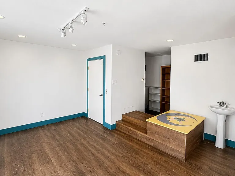 2211 Worthington St — Photo 32