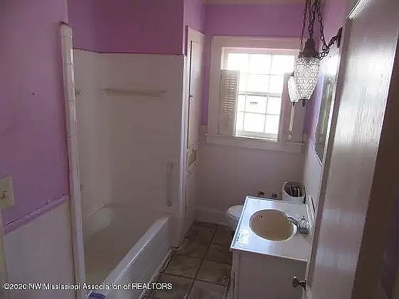3rd image of 627 Lynn Ave
