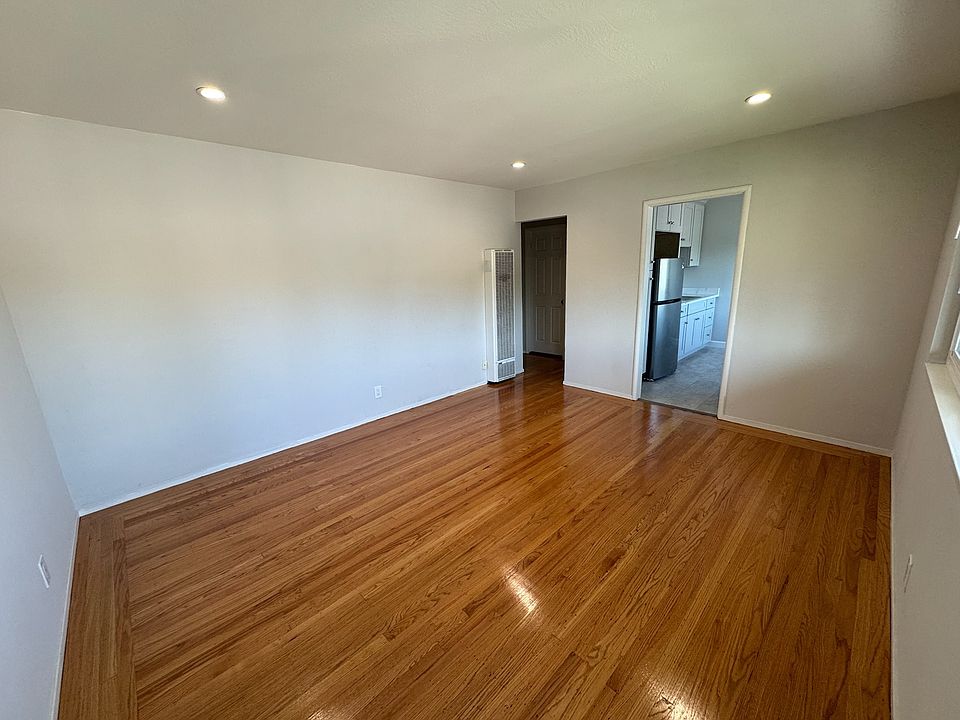 1st image of 561 Elm St #4