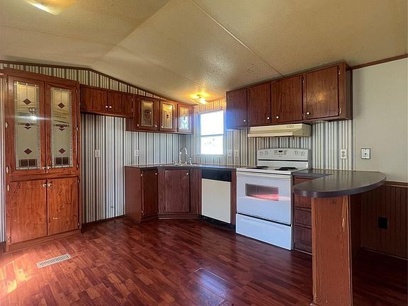 3rd image of 203 Tall Pines Ln