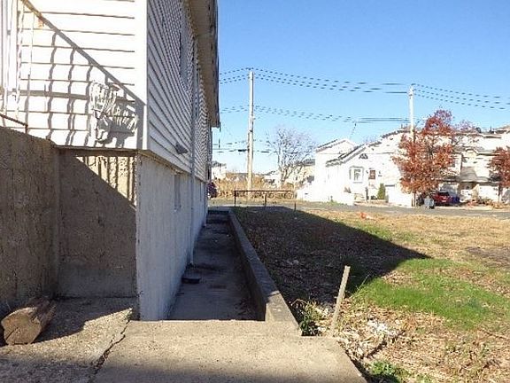 3rd image of 576 Quincy Ave