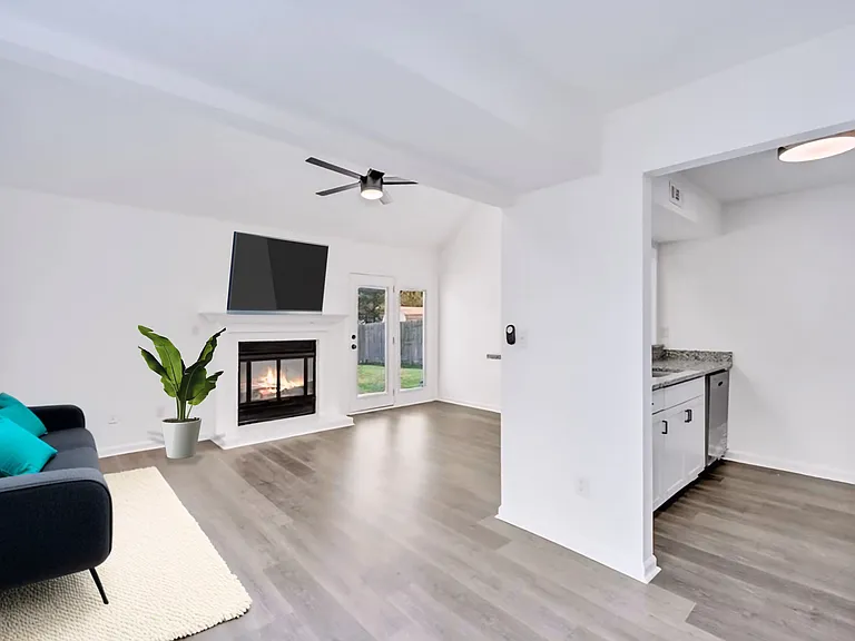 3801 Buchanan Dr — Photo 2