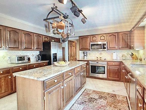 5th image of 18750 River Pointe Dr