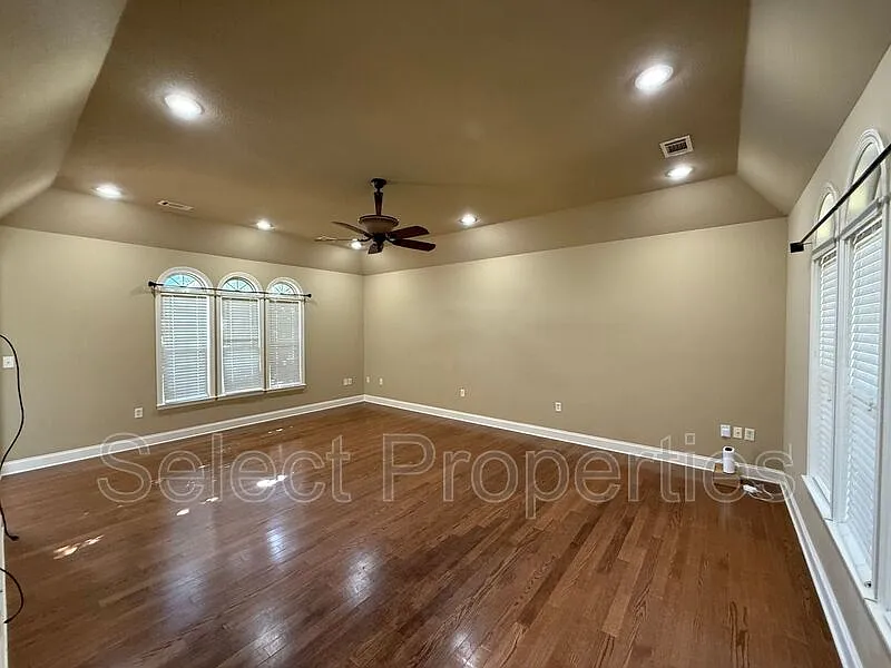 3 bed, 2.5 bath, 2500 sqft, $2,300 — Photo 3