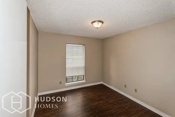 330 Bryant Ln — Photo 9
