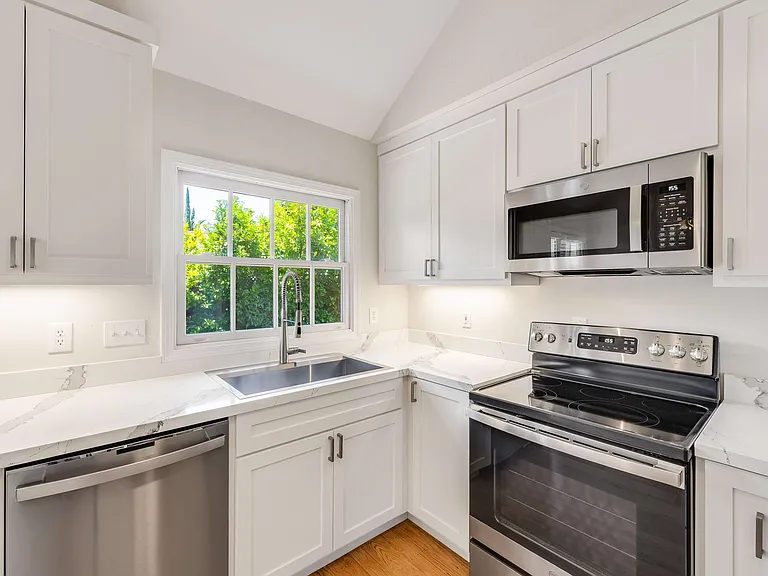 558 Beresford Ave — Photo 13