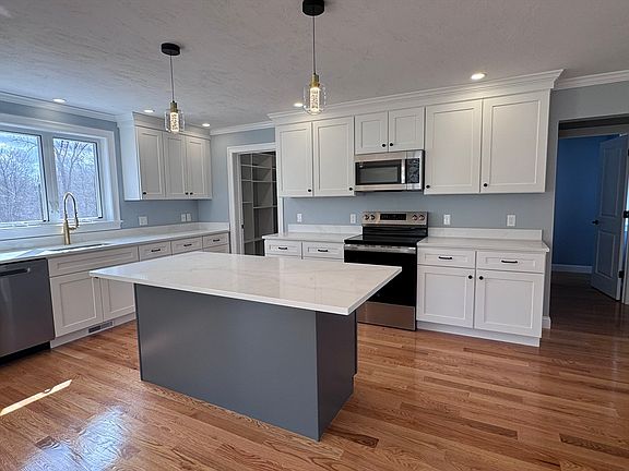 4th image of 193 E Spring St