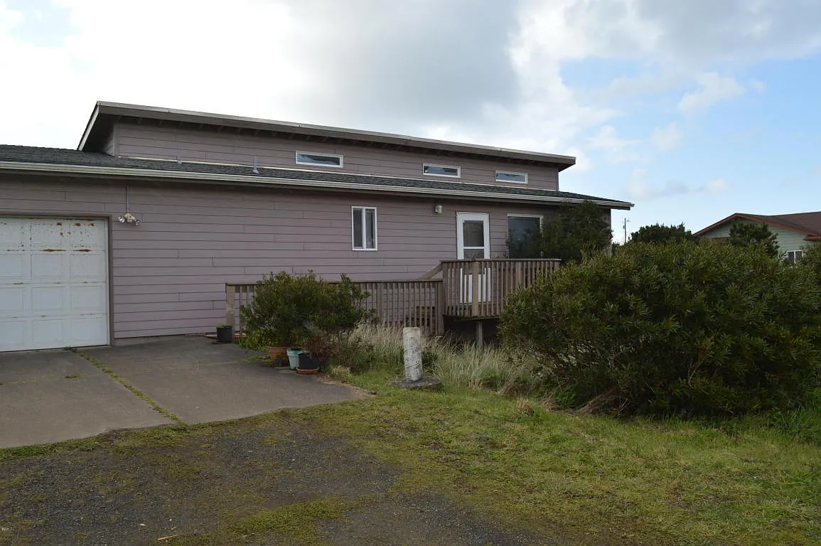 1614 NW Oceanic Loop photo 1