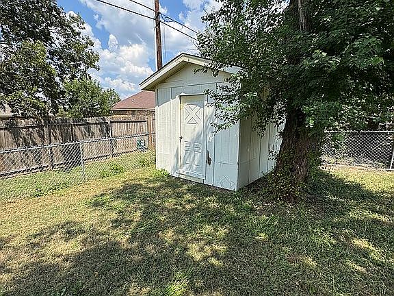 4th image of 904 Phillips Dr