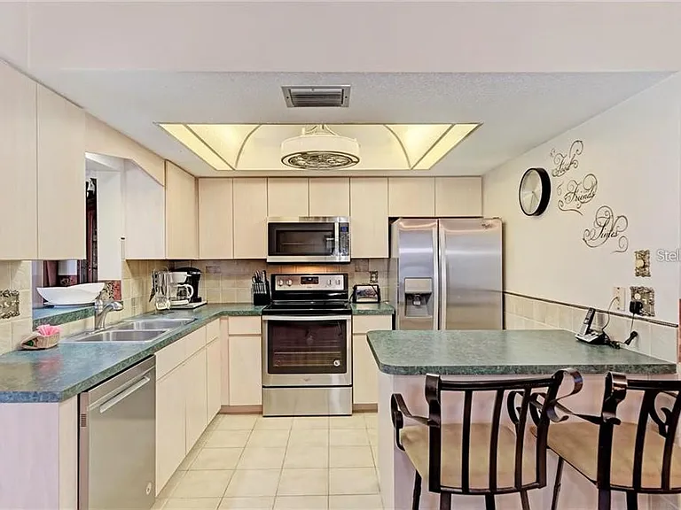 910 Caples St — Photo 15