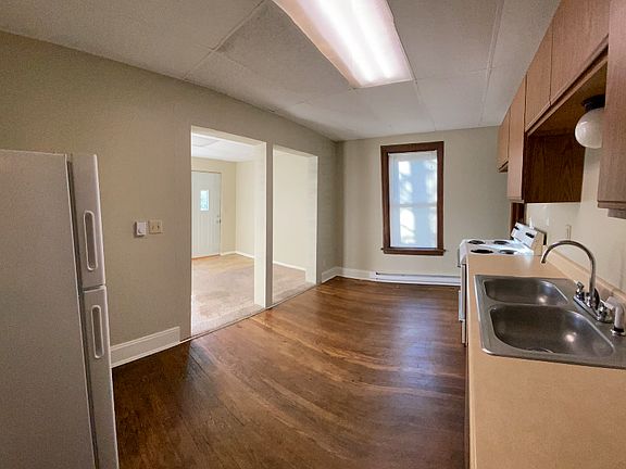 3rd image of 1110 College St N APT 2