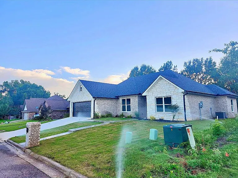 805 Woodridge Cir — Photo 4