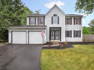 9 Huron Trl, Branchburg, NJ 08876