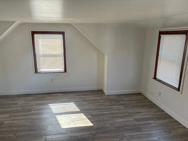 4745 Lind St — Photo 10