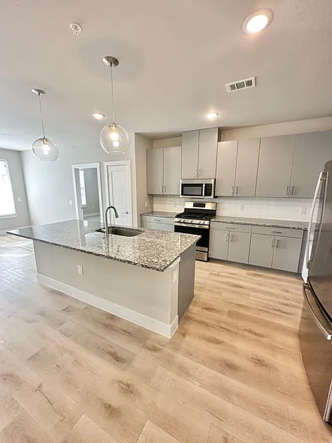 1 bed, 1.0 bath, 725 sqft, $1,049 — Photo 2