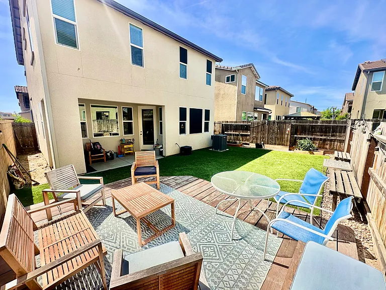241 Aria Ave S — Photo 32