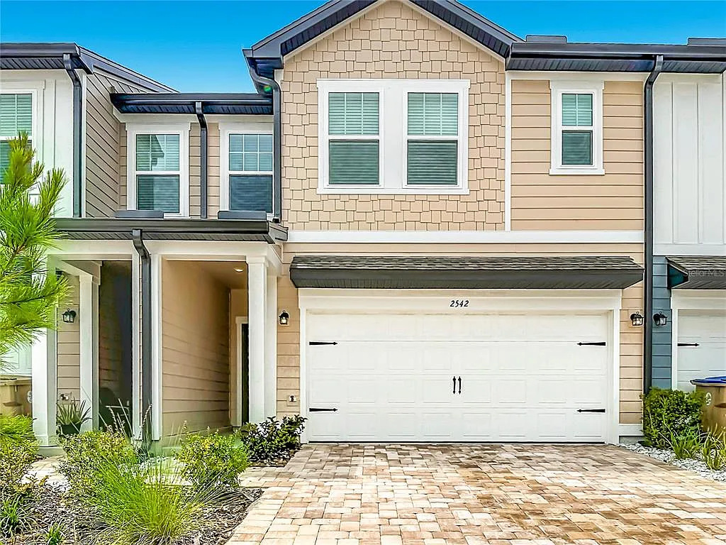3 bed, 2.5 bath, 1662 sqft, $2,450 — Photo 1