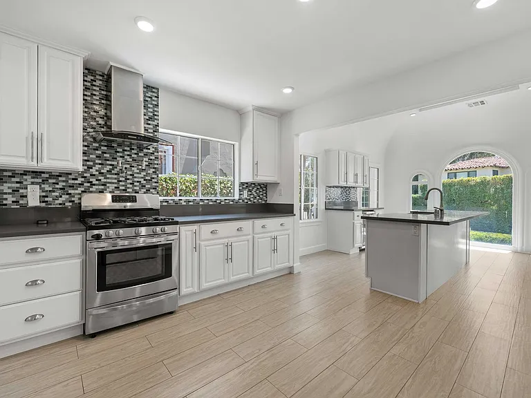 4733 Ambrose Ave — Photo 11