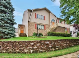 2 Cozy Gln, Saddle Brook, NJ 07663