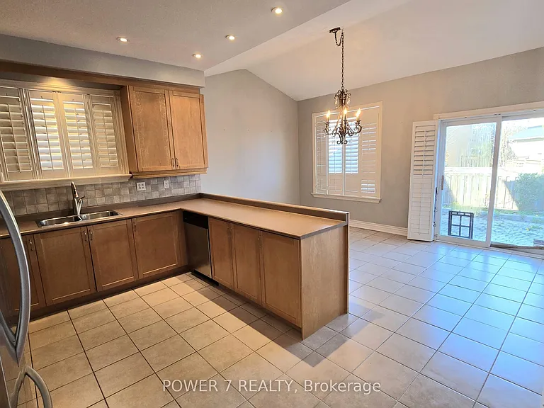 19 Wheatfield Dr — Photo 5