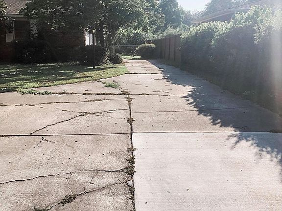 Large driveway (fits 4 cars easily!)