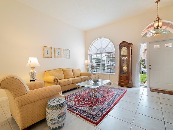 3rd image of 116 Woodlake Cir