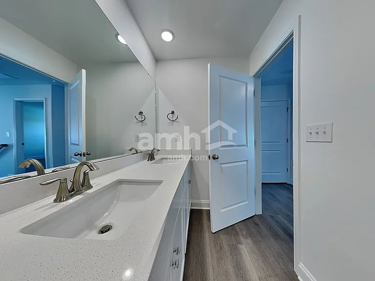 1124 Livengood Way — Photo 13