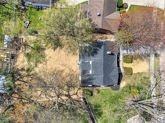 4th image of 27540 Parkwood Dr