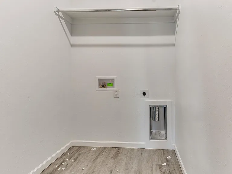 1425 E Park Pl — Photo 7