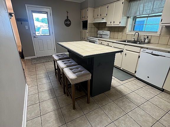 3rd image of 1013 Chestnut Dr