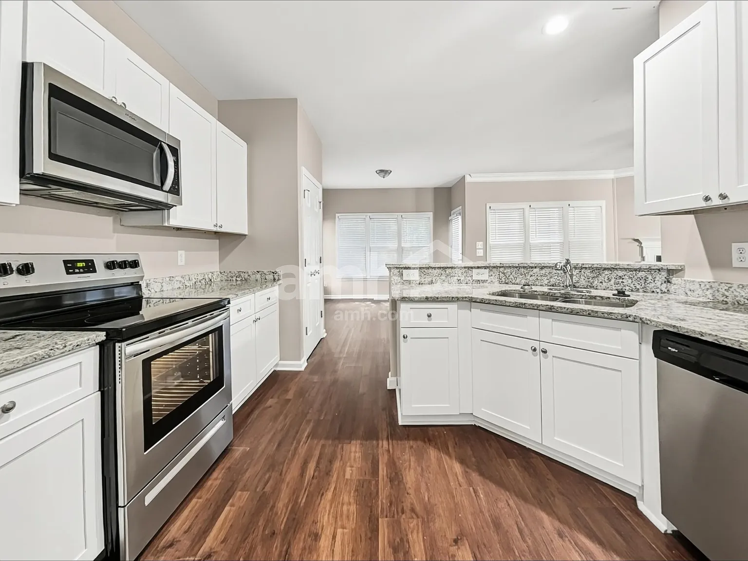 4 bed, 2.5 bath, 2500 sqft, $2,560 — Photo 4