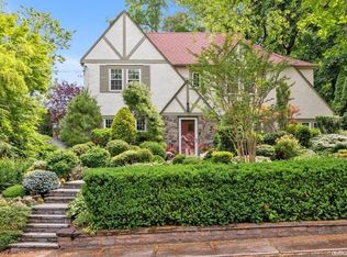 11 Willow Pl, Great Neck, NY 11021