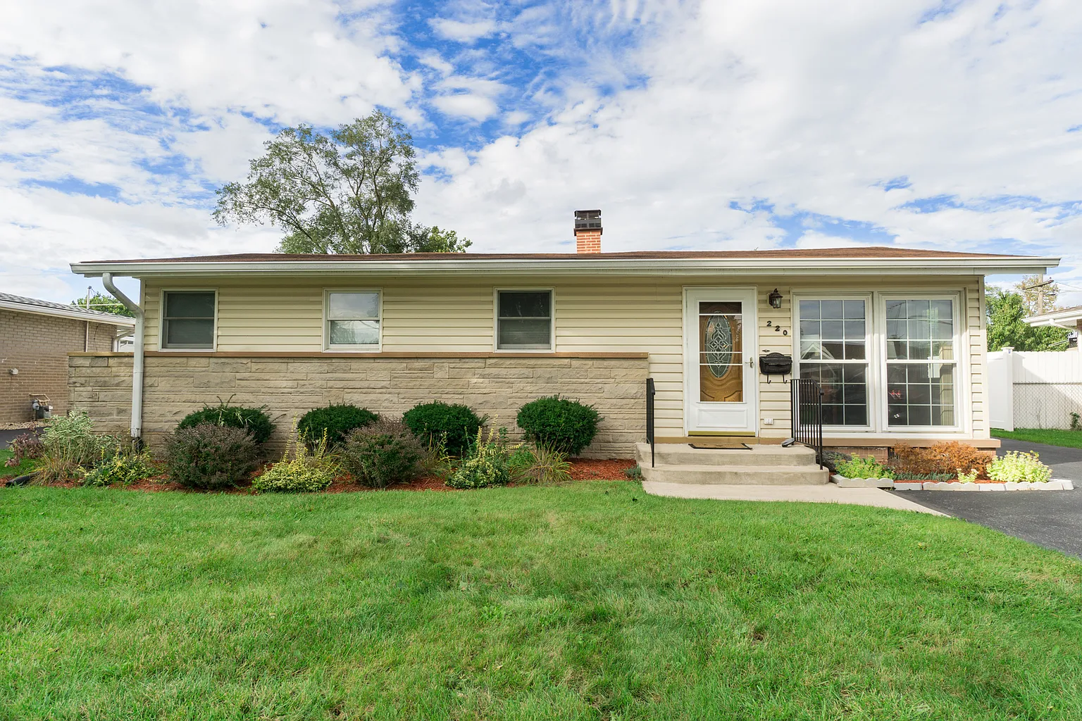 220 E Wrightwood Ave photo 1