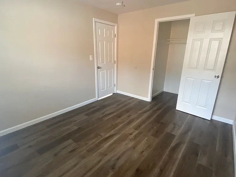 Spring Hill Court Apartments — Photo 20