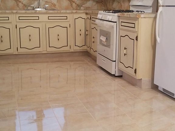 2317 62nd St eat-in kitchen