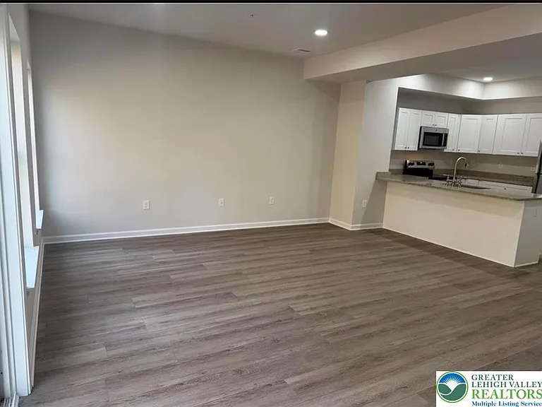 452 S Jordan St — Photo 4