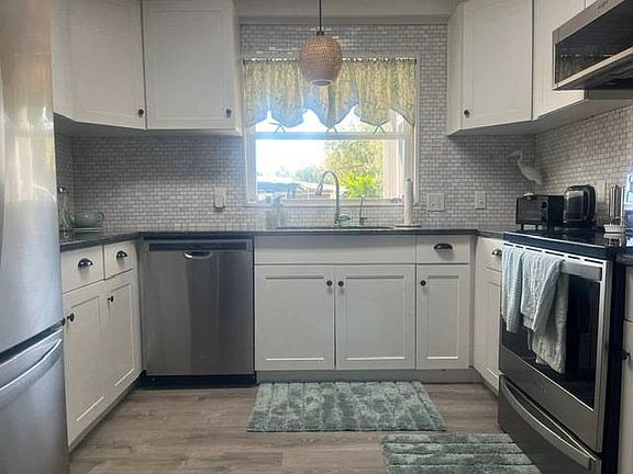 5th image of 16106 Saint Johns Cir