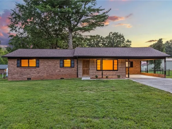 117 Hinshaw Ave, Yadkinville, NC 27055