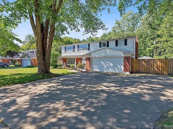 38567 Thornwood Dr, Harrison Township, MI 48045