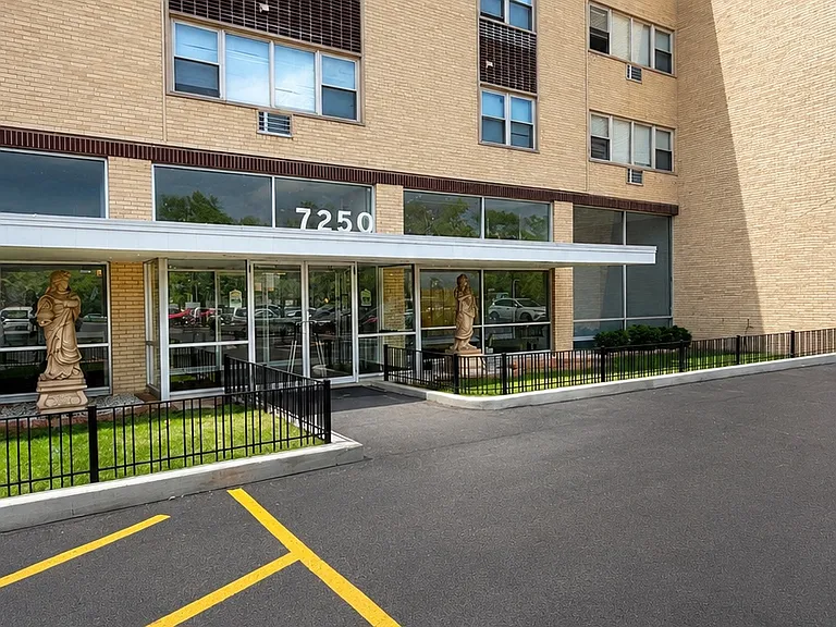 7200 N Claremont Ave #300 — Photo 2