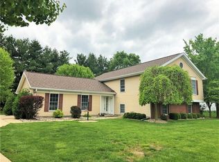 526 Fox Lake Dr, Charleston, IL 61920