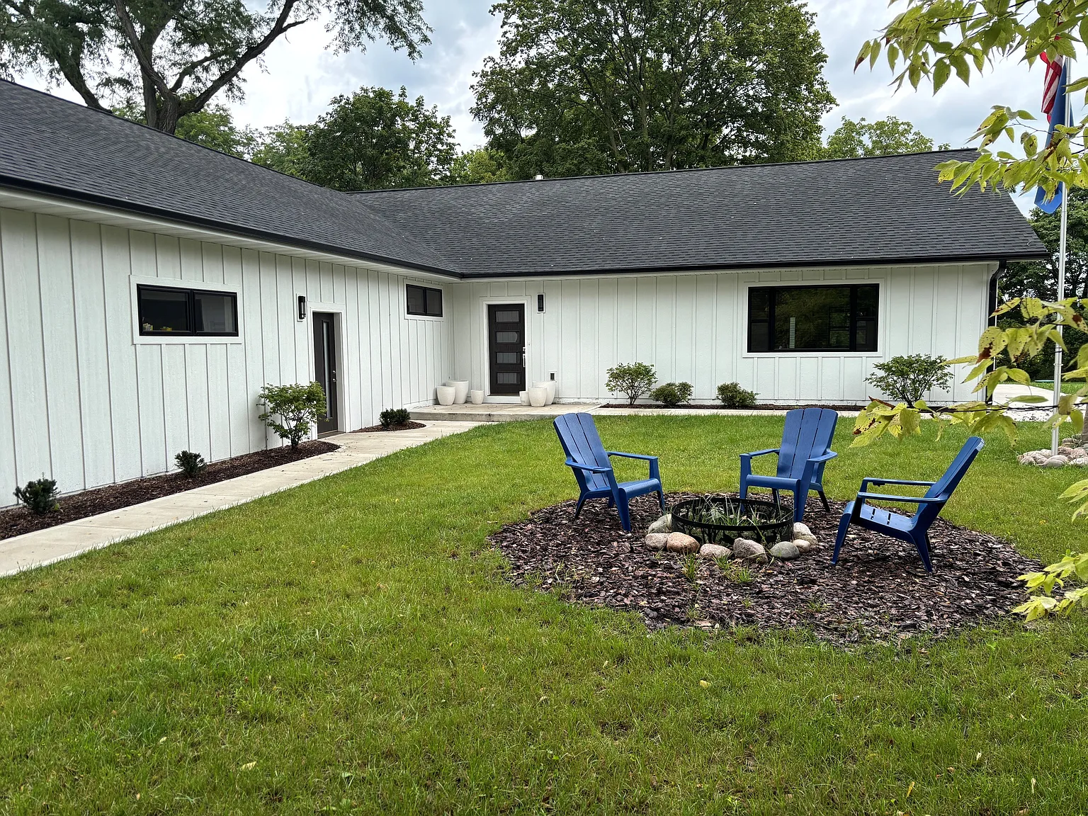 3 bed, 2496 sqft, $3,000 — Photo 2