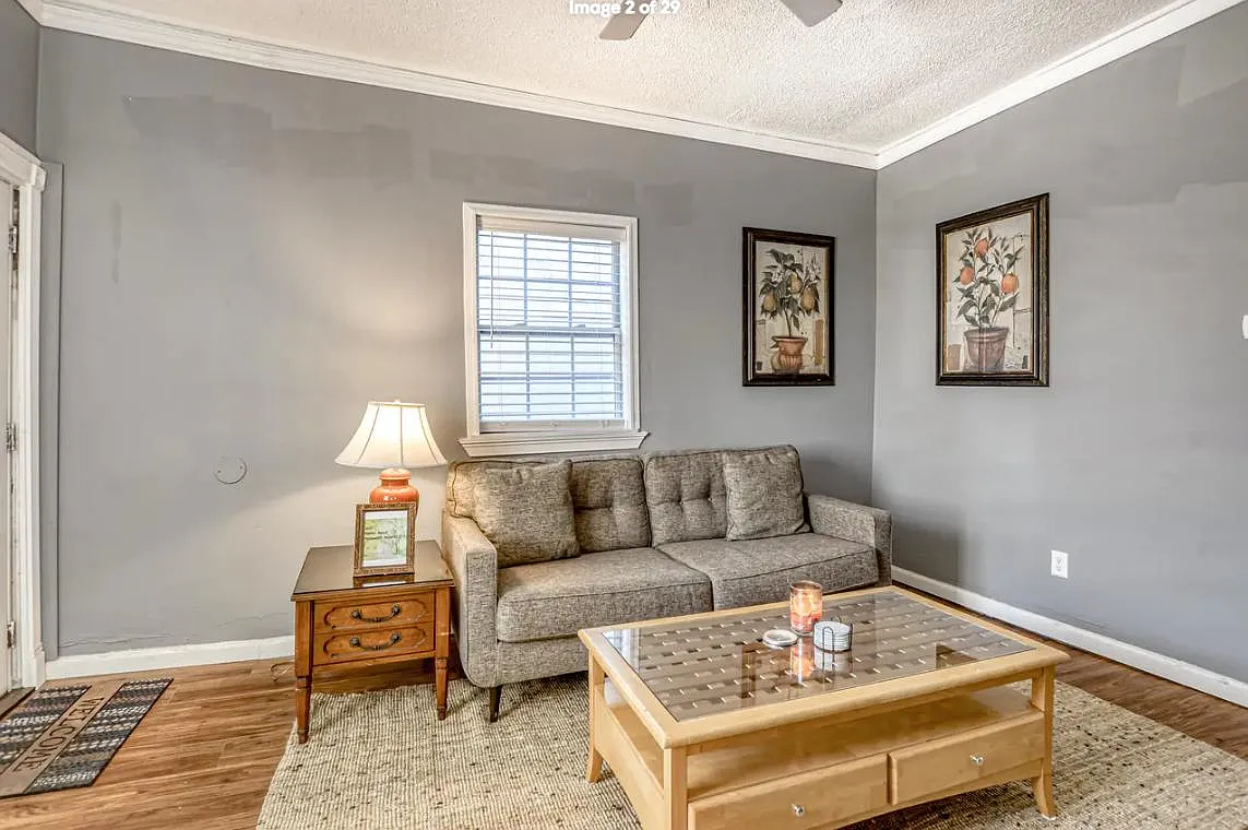 2 bed, 700 sqft, $2,300 — Photo 1