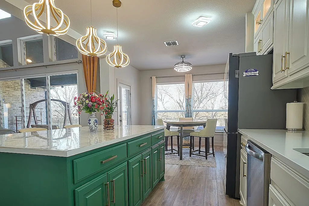 6 bed, 3881 sqft, $5,590 — Photo 3