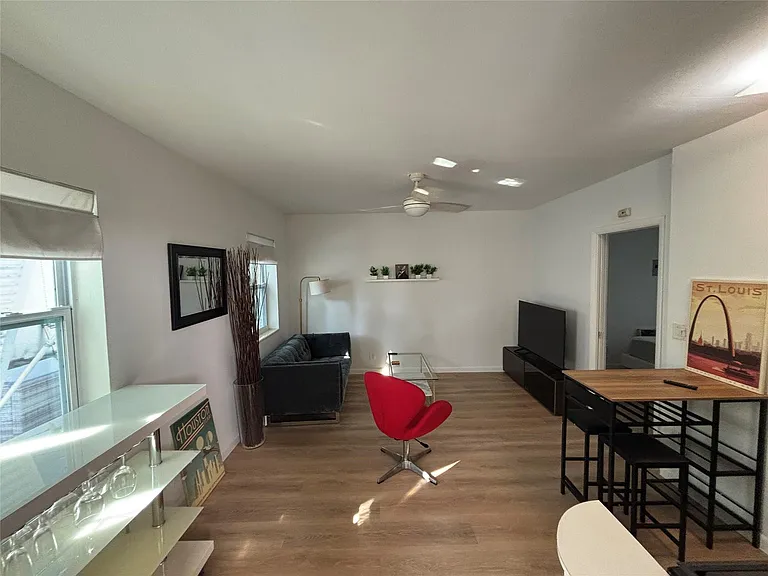 1315 SE 2nd St #REAR EAST — Photo 3