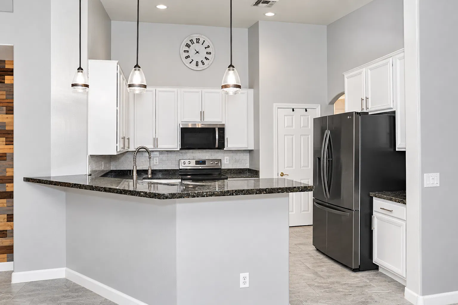 4 bed, 2024 sqft, $2,500 — Photo 2