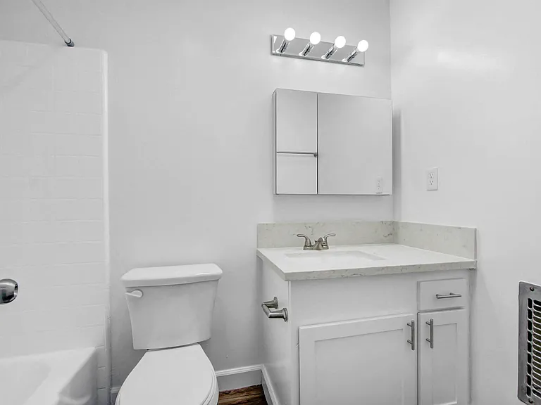 Country Club Apartments — Photo 11