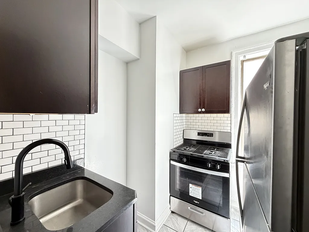 Appealing 2 Bed, 1 Bath at Estes + Glenwood (Rogers Park) — Photo 2