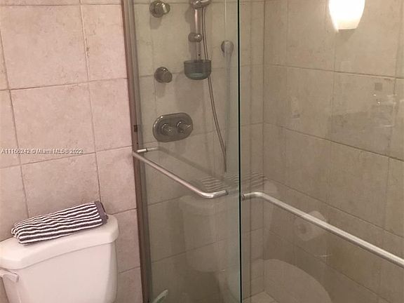 5th image of 252 Jefferson Ave APT 3